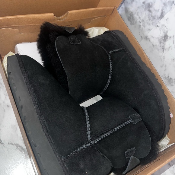 UGGS 💕 - Picture 3 of 9